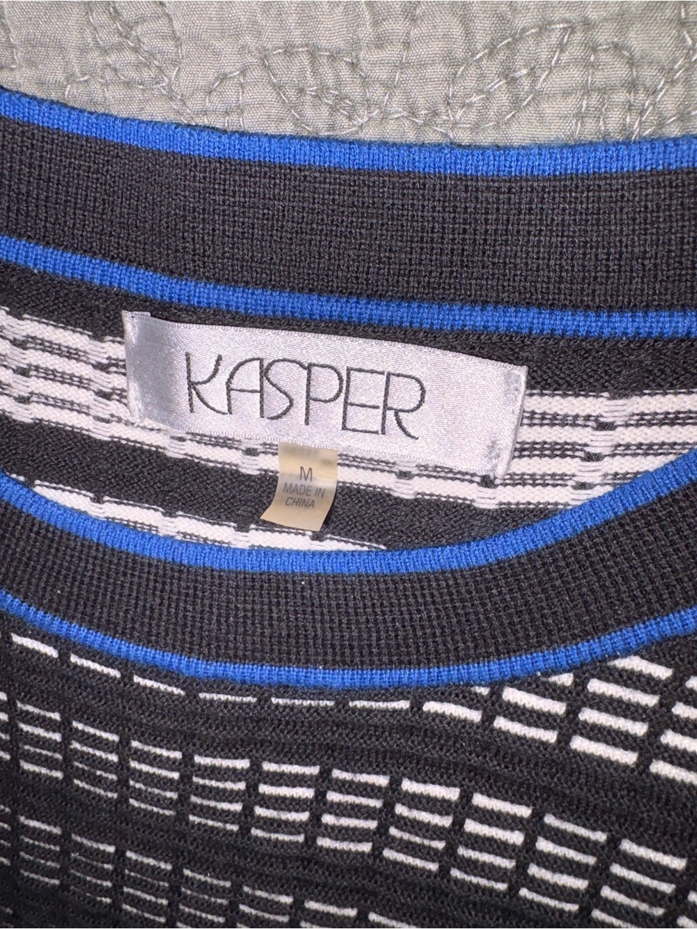 Kasper Black White Blue Sleeveless Knit Top Size Medium Geometric Career nwt - Picture 5 of 6